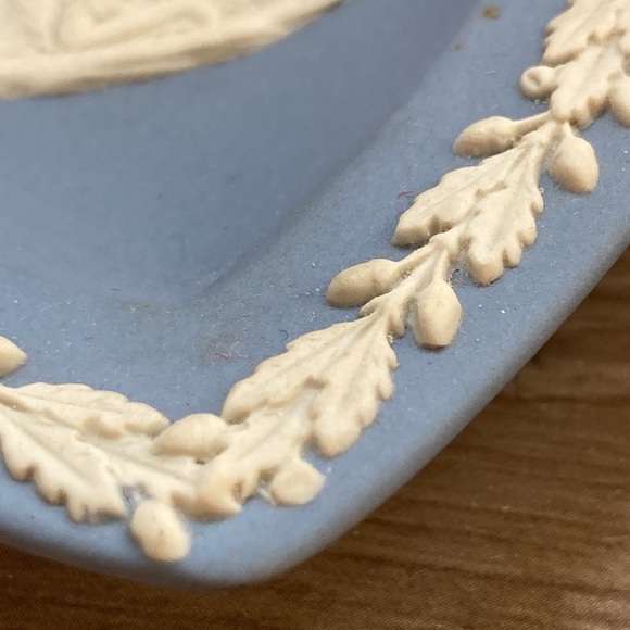 Wedgwood England jasperware vesta match box and heart plate - Picture 15 of 16